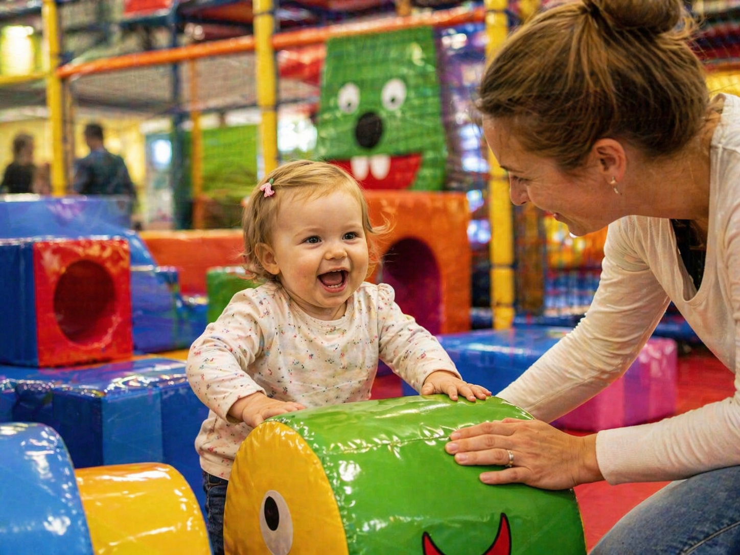 Kleinkind mit Mutter beim Entdecken der Spielwelt