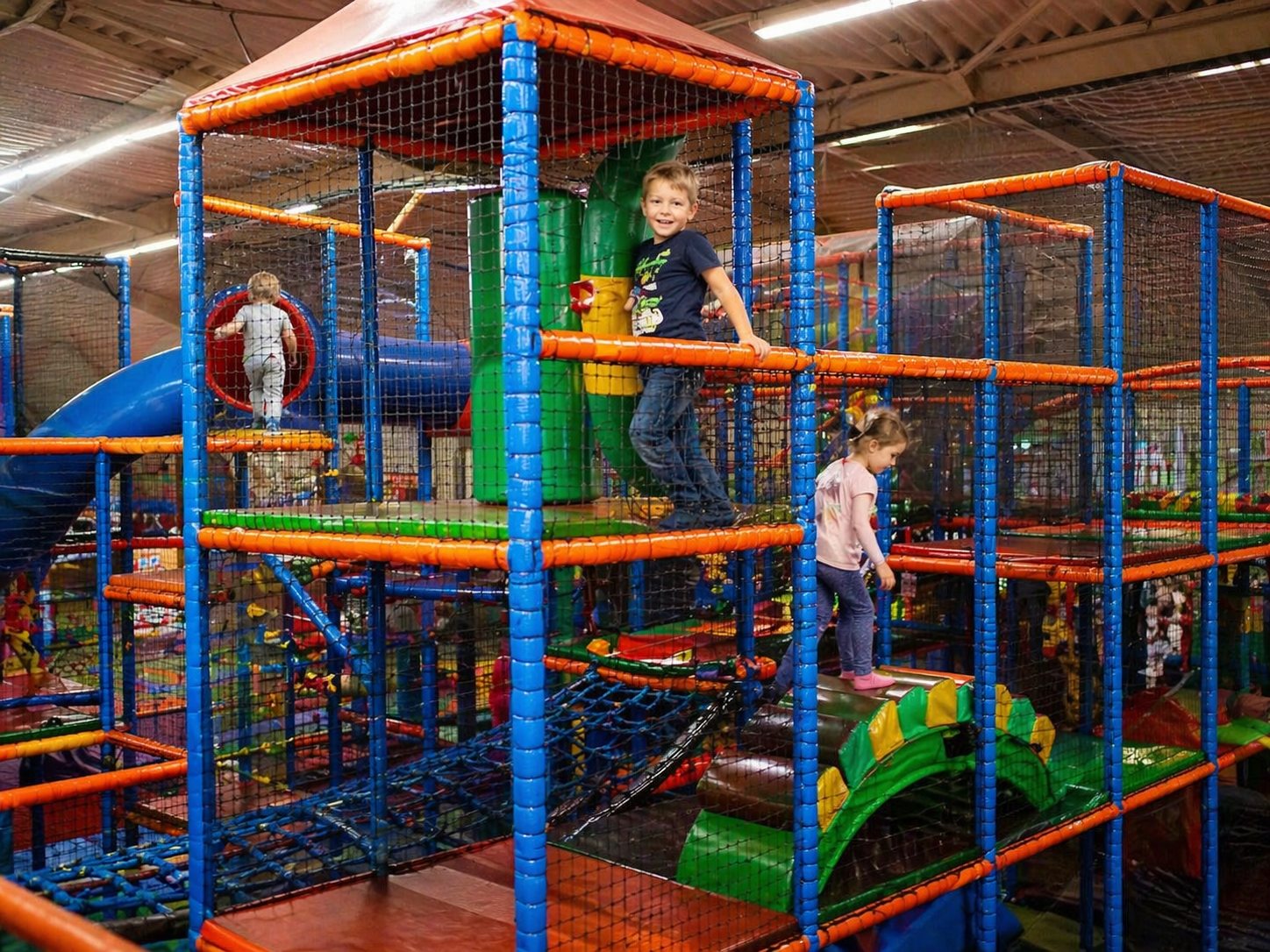 Kinder beim Klettern im Kletterparadies